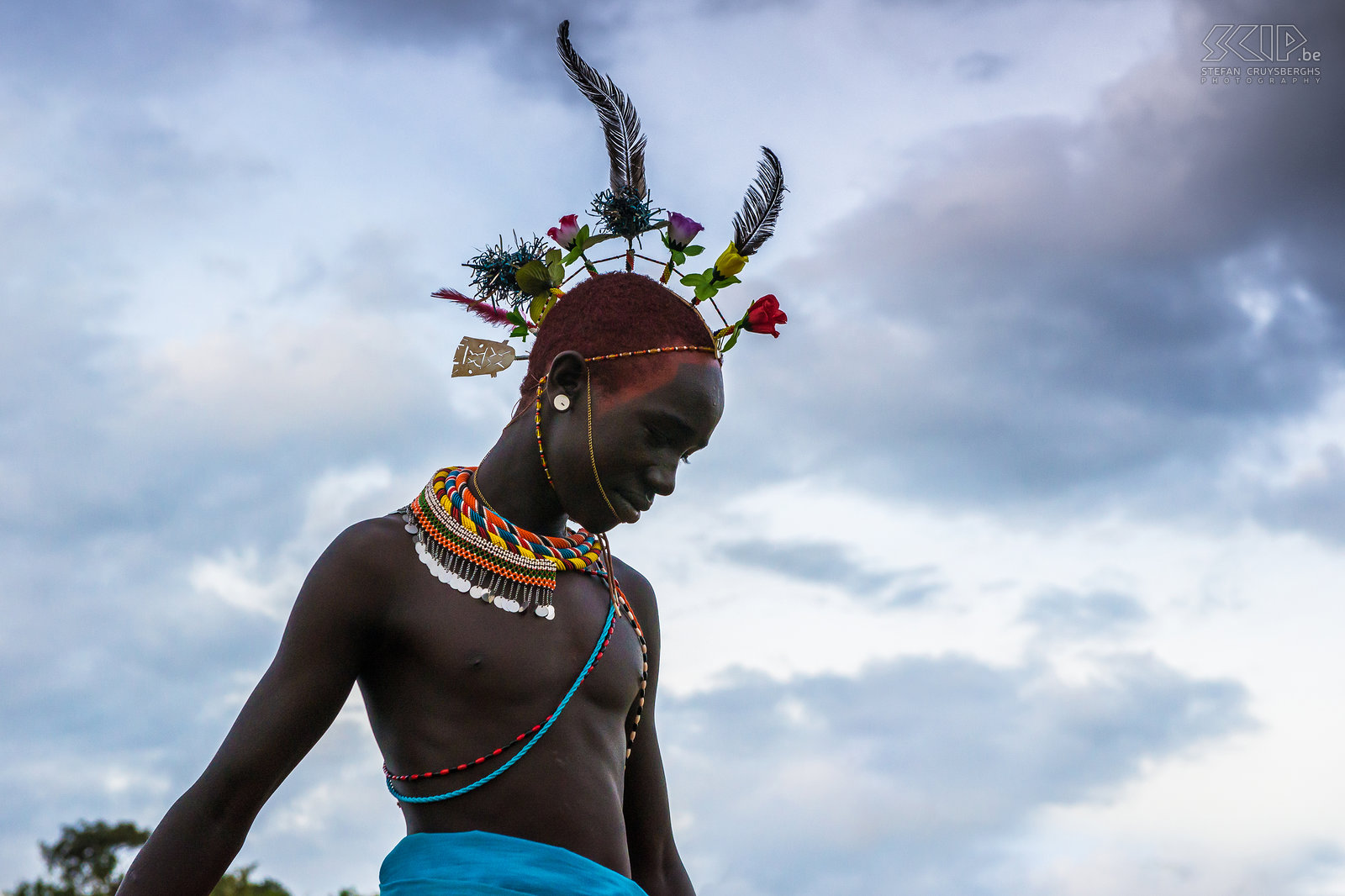 Suguta Marma - Jonge moran Samburu morans tooien zich met kralen, plastic bloemen en veren op hun hoofd, allerlei soorten kettingen en armbanden en ronde ivoren oorringen. Ze kleuren hun haar met rode oker. Heel wat morans dragen ook een traditioneel mes en een handspiegeltje. Stefan Cruysberghs